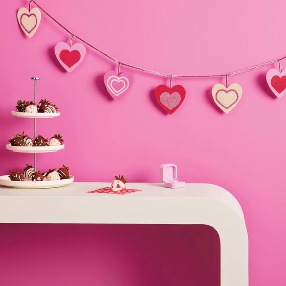 Two TARGET SPRITZ  HEART GARLAND 2PK - Total 12 Feet NWT - Picture 4 of 7